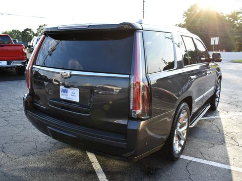 Used 2017 Cadillac Escalade Luxury AWD/4WD image 6