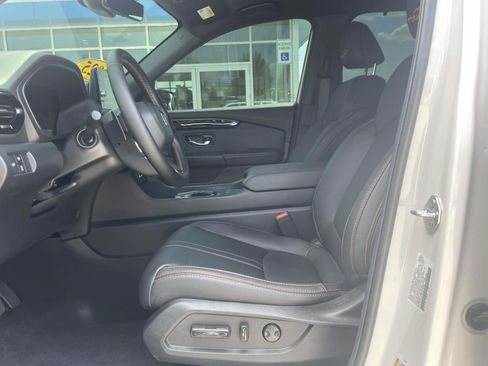 Used 2025 Honda Pilot TrailSport image 15