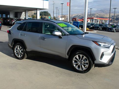 Used 2025 Toyota RAV4 XLE Premium image 9