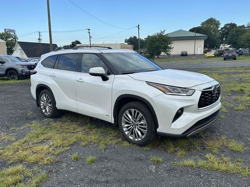 Used 2025 Toyota Highlander Platinum AWD/4WD image 2