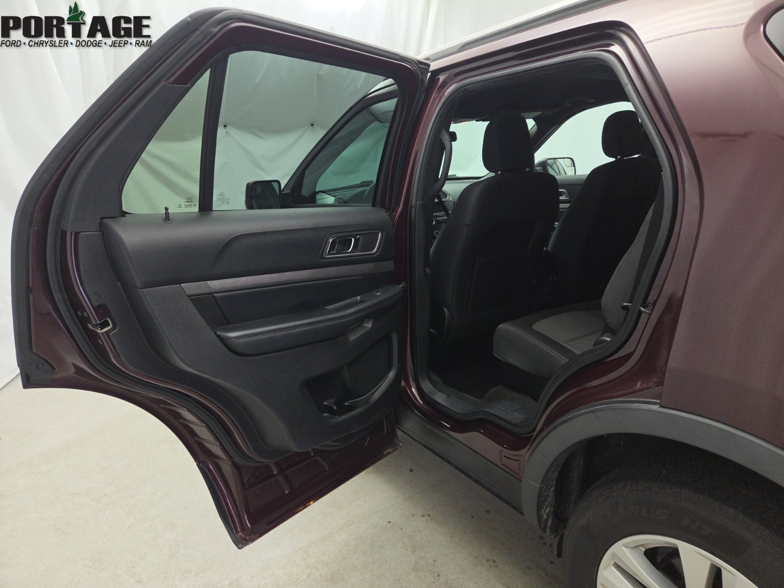 Used 2018 Ford Explorer XLT AWD/4WD image 27