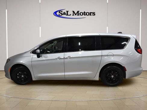 Used 2023 Chrysler Voyager LX FWD image 2