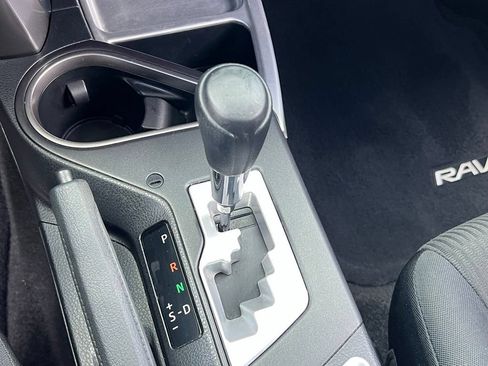 Used 2018 Toyota RAV4 LE FWD image 25