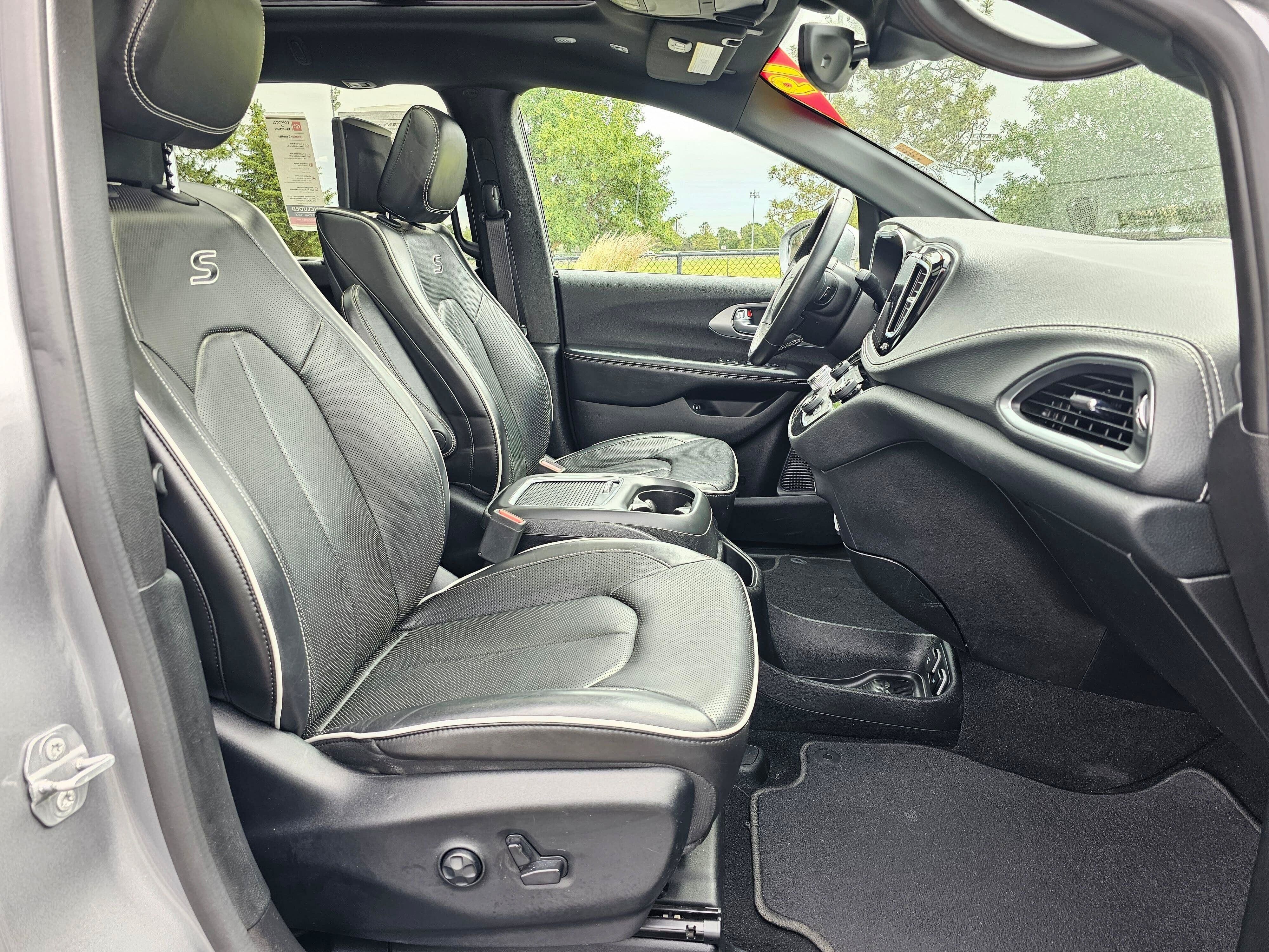 Used 2019 Chrysler Pacifica Limited w/ Advanced Safetytec Group FWD image 9