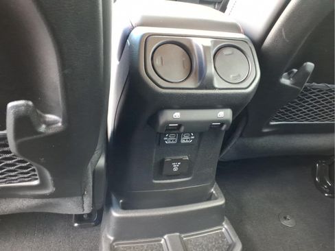 Used 2025 Jeep Wrangler Unlimited Rubicon AWD/4WD image 27