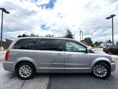 Used 2013 Chrysler Town & Country Touring-L w/ Driver Convenience Group FWD image 6