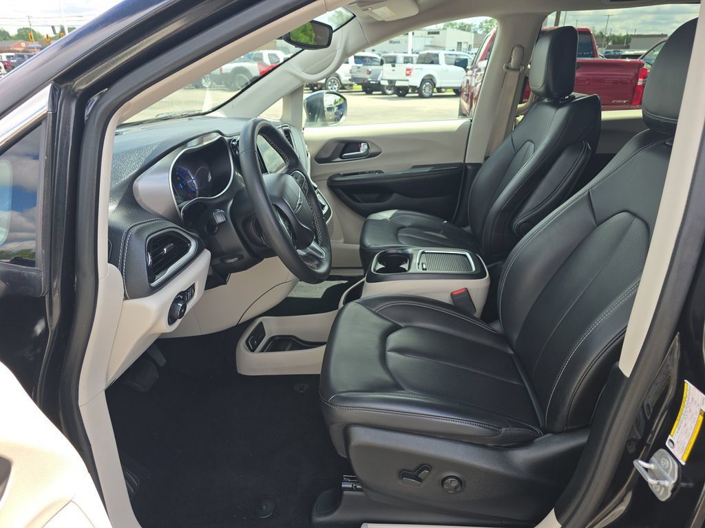 Used 2023 Chrysler Pacifica Touring-L FWD image 21
