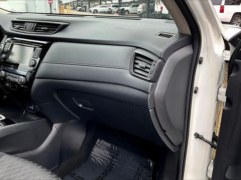 Used 2019 Nissan Rogue SV FWD image 18