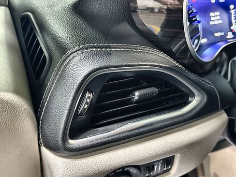 Used 2023 Chrysler Pacifica Limited FWD image 15