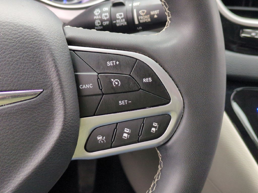 Used 2023 Chrysler Pacifica Touring-L FWD image 19