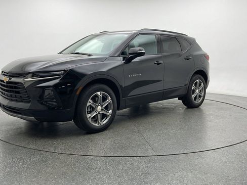 Used 2025 Chevrolet Blazer LT FWD image 3