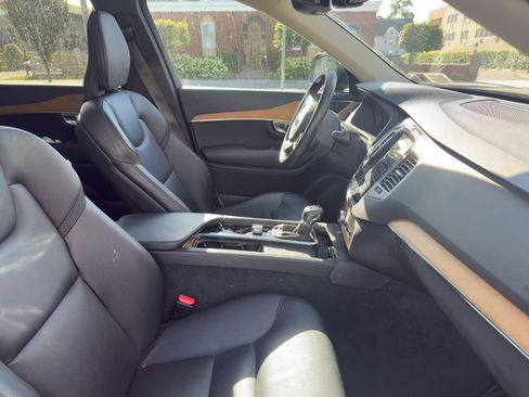 Certified 2022 Volvo XC90 T6 Momentum w/ Climate Package image 24