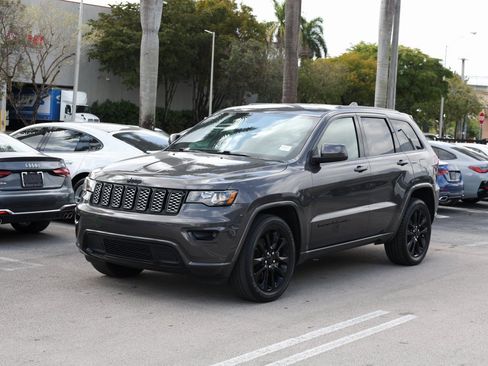 Used 2021 Jeep Grand Cherokee Laredo X image 1