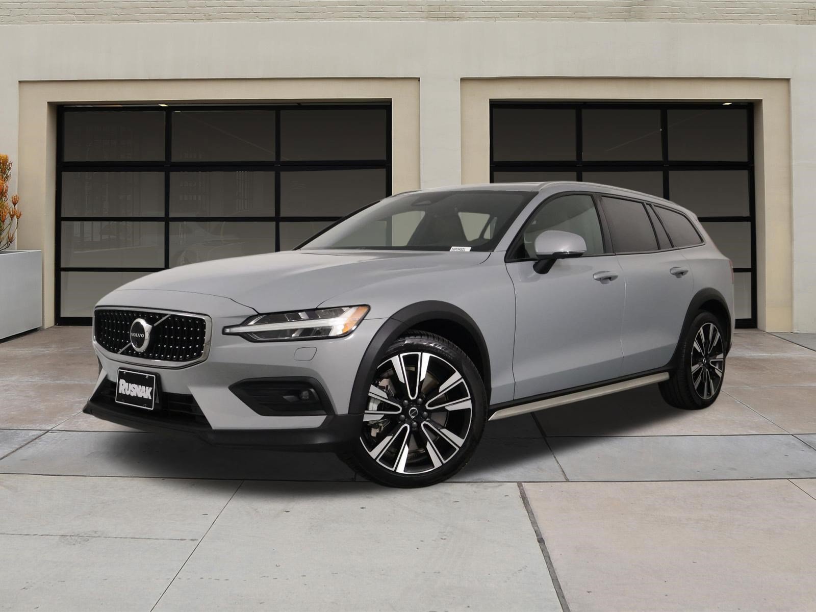 Used 2025 Volvo V60 B5 Cross Country Ultra AWD/4WD image 3