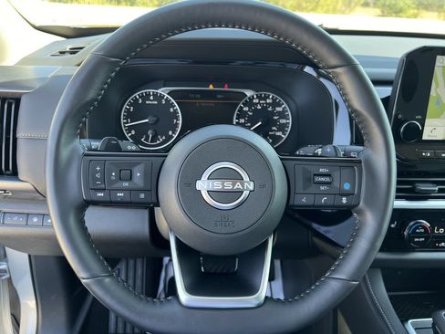 Used 2025 Nissan Pathfinder SL FWD image 7