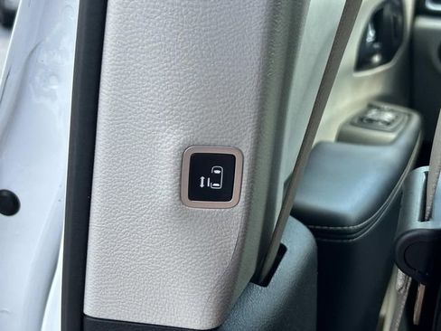 Used 2024 Chrysler Pacifica Touring-L FWD image 20