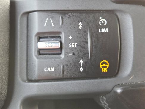 Used 2024 Land Rover Defender 130 X-Dynamic SE image 8