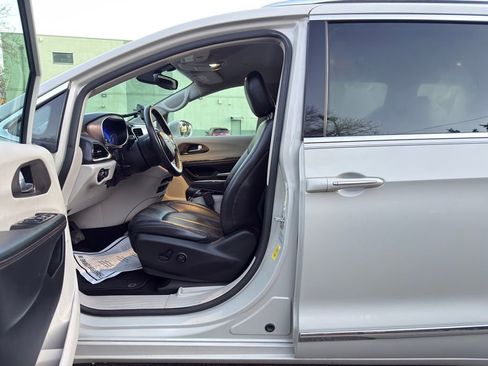 Used 2017 Chrysler Pacifica Touring-L Plus image 12