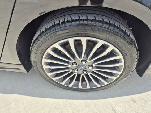 Used 2018 Ford Fusion SE w/ Fusion SE Technology Package FWD image 9