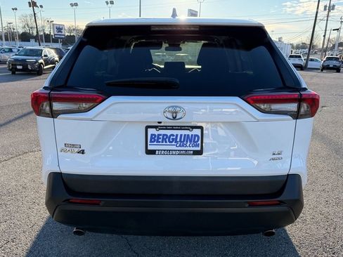 Used 2022 Toyota RAV4 LE image 5