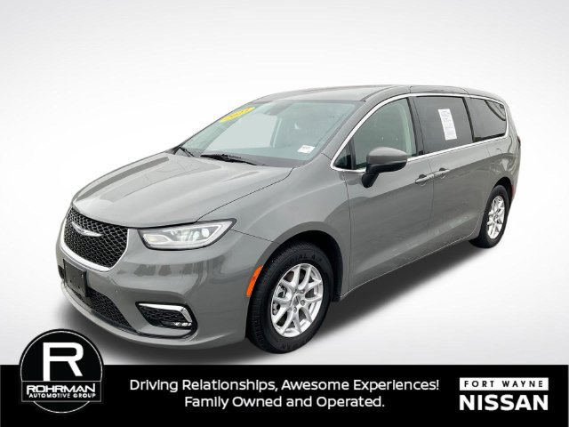 Used 2023 Chrysler Pacifica Touring-L FWD image 1