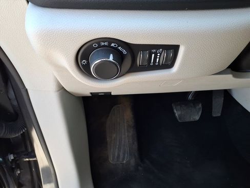 Used 2023 Chrysler Voyager LX image 12