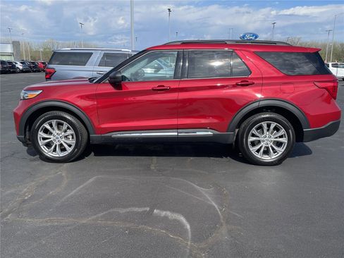 Used 2024 Ford Explorer XLT w/ Equipment Group 202A AWD/4WD image 2