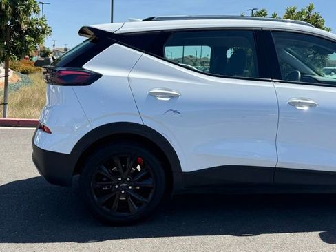 Used 2023 Chevrolet Bolt EUV LT w/ Redline Edition FWD image 9
