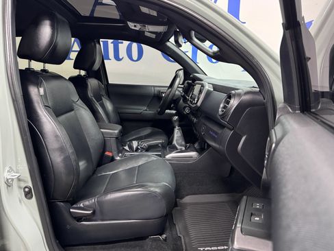 Used 2022 Toyota Tacoma TRD Off-Road w/ TRD Premium Off Road Package AWD/4WD image 11
