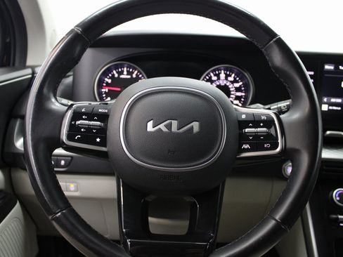 Used 2022 Kia Carnival LX image 30