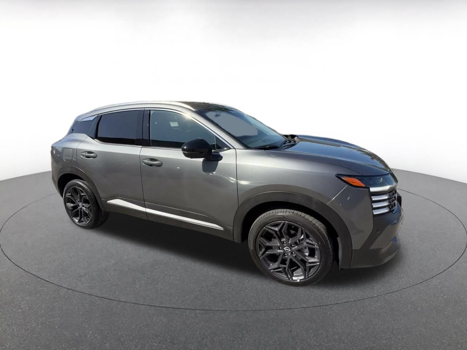 Used 2026 Nissan Kicks SR FWD image 2