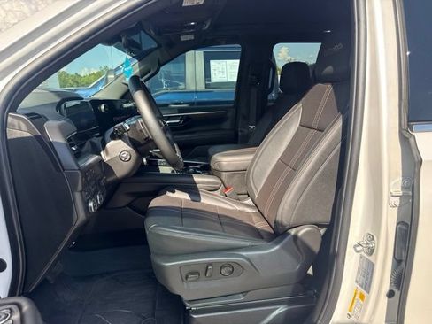 Used 2025 Chevrolet Suburban High Country AWD/4WD image 24