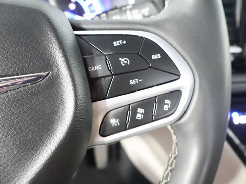 Used 2023 Chrysler Pacifica Touring-L FWD image 34