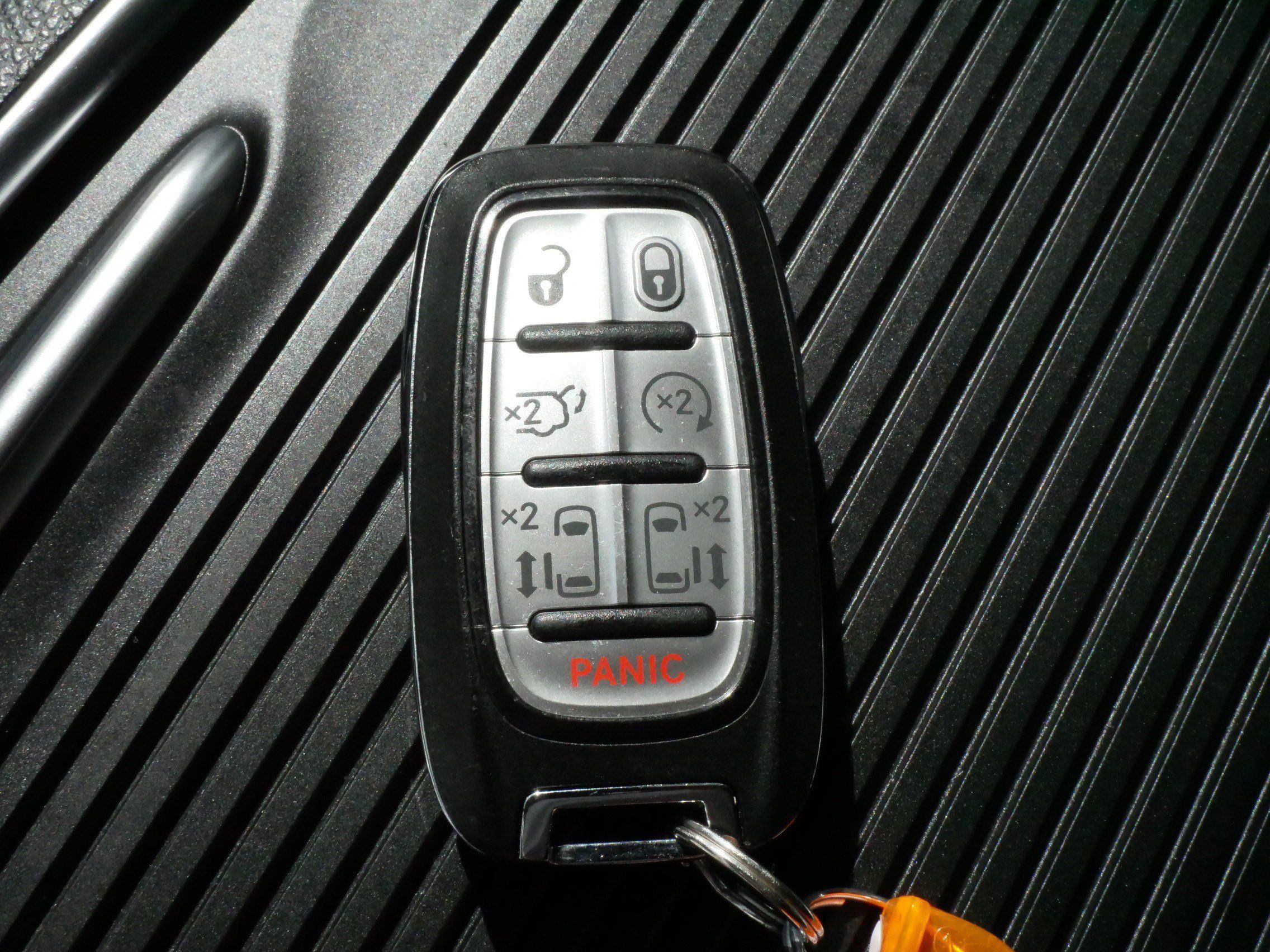Used 2022 Chrysler Pacifica Limited w/ Uconnect Theater Family Group FWD image 33
