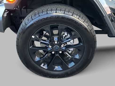 Certified 2025 Jeep Wrangler Unlimited Sahara w/ Safety Group AWD/4WD image 18