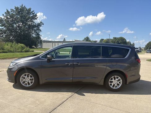 Used 2023 Chrysler Pacifica Touring-L FWD image 5