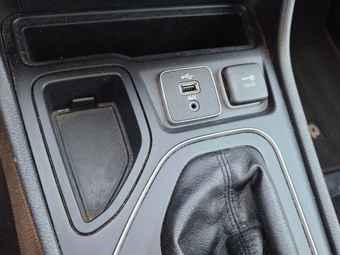 Used 2019 Jeep Cherokee Latitude Plus w/ Comfort/Convenience Group FWD image 22