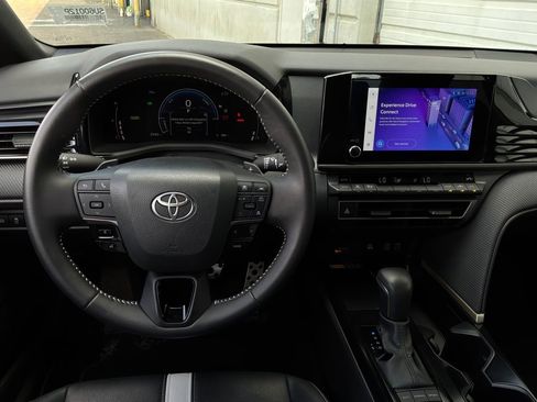 Used 2025 Toyota Camry SE FWD image 14