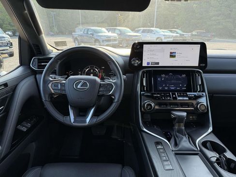 Used 2024 Lexus LX 600 4WD w/ Appearance Package image 8