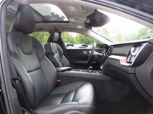 Used 2022 Volvo S60 B5 Momentum w/ Premium Package image 14