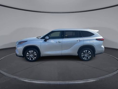 Used 2022 Toyota Highlander XLE AWD/4WD image 5