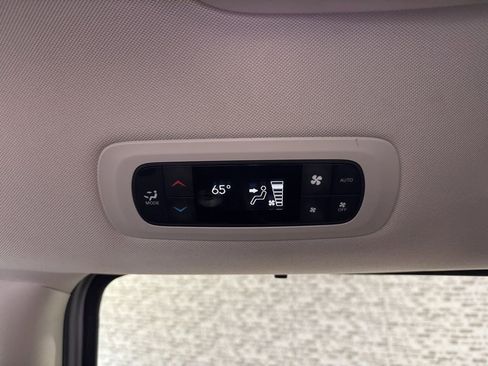 Used 2024 Chrysler Pacifica Touring-L image 19