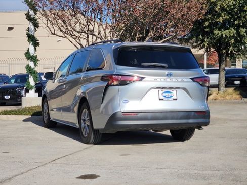 Used 2022 Toyota Sienna LE image 6