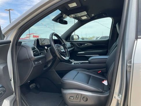 Used 2025 Chevrolet Traverse LT AWD/4WD image 2