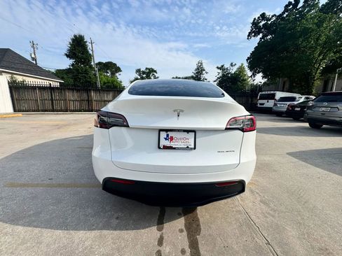 Used 2024 Tesla Model Y Long Range AWD/4WD image 3