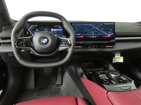 Used 2025 BMW 530i xDrive w/ Premium Package AWD/4WD image 16