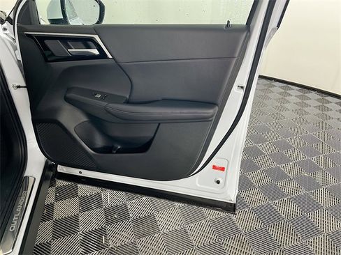 Used 2023 Mitsubishi Outlander SE image 28