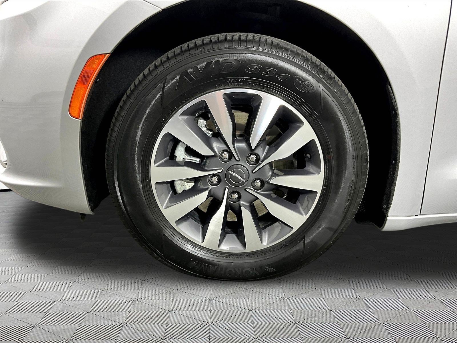 Used 2024 Chrysler Pacifica Limited FWD image 34