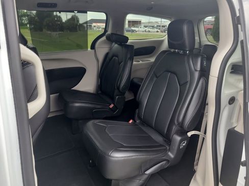 Certified 2024 Chrysler Pacifica Touring-L FWD image 13