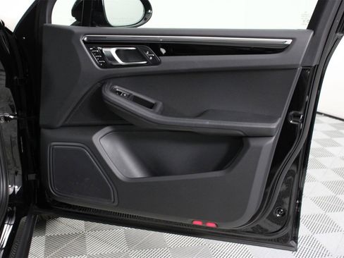 Used 2025 Porsche Macan image 23